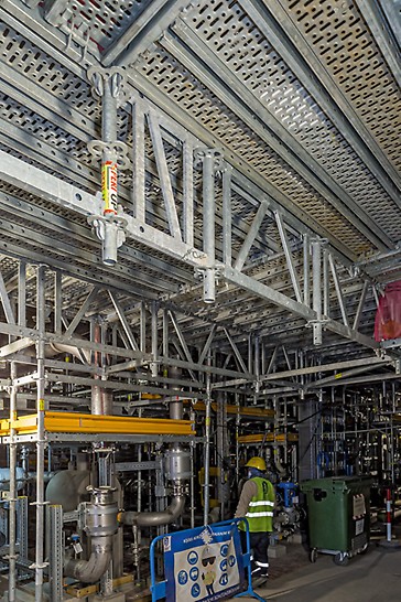 Where the modular ULS system formwork girder was used for bridging, the decks could be installed directly on the top chords, meaning the deck direction could be changed at any time.