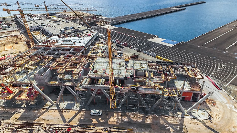 For the construction of the new terminal building in the port of Gazenica, the optimally coordinated PERI formwork and scaffolding solution facilitated fast and uninterrupted construction progress.