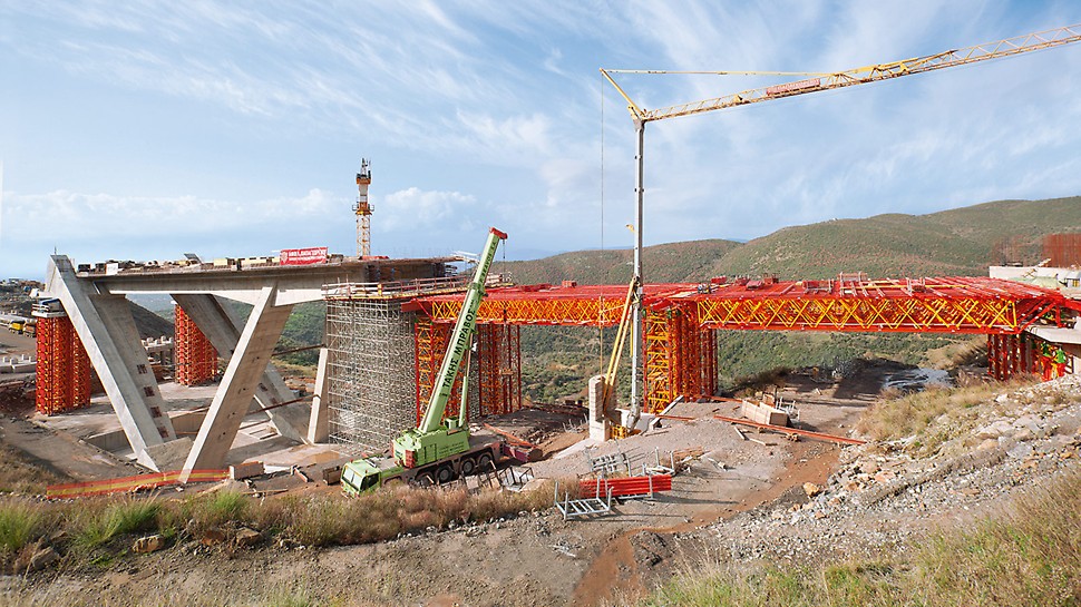 Mit VARIOKIT Kern- und Systembauteilen lassen sich schwere Traggerüsttürme und weitgespannte Fachwerkbinder für den Brückenbau systematisch errichten.