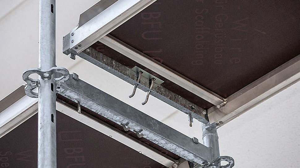 The integrated clamp engages the rectangular ledger and thus secures the position of the decking. PERI UP decks are also secured against lifting after installation without requiring any additional components. Individual scaffold bays can subsequently be removed if required, e.g. for bringing in materials.