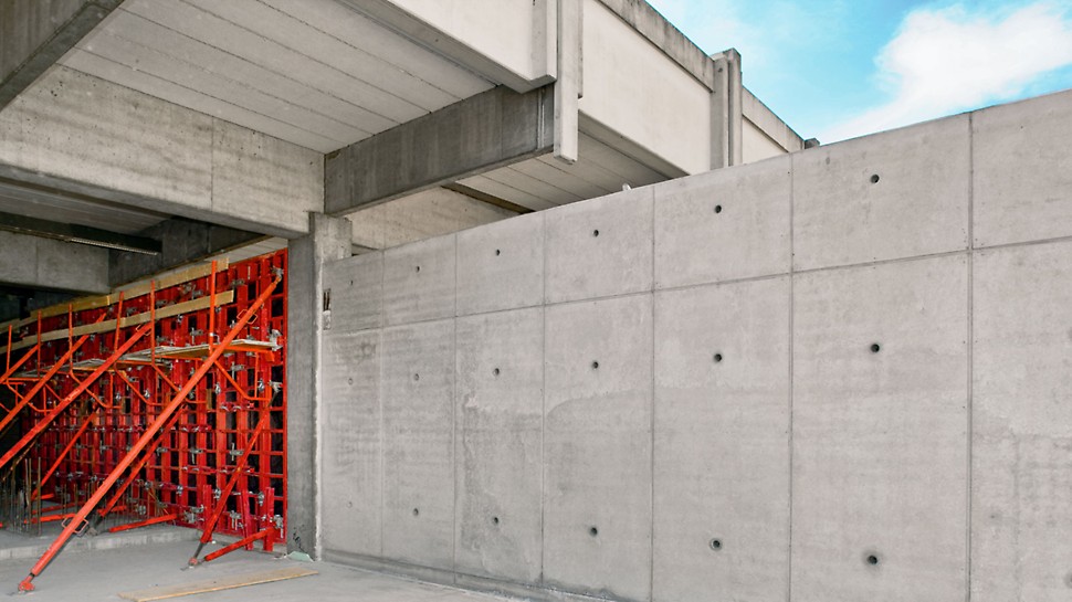 The defined arrangement of individual MAXIMO panels allows the visually appealing design of concrete surfaces with a clean concrete finish without any impressions due to unused tie holes or the occurance of concrete bleeding through non-sealed tie points.
