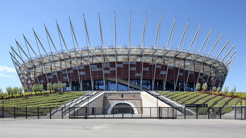 Národní stadion Varšava: Varšavský Národní stadion disponuje více než 55 000 místy k sezení a dvěma pod hrací plochou umístěnými podlažími s parkováním pro 1 800 vozidel.