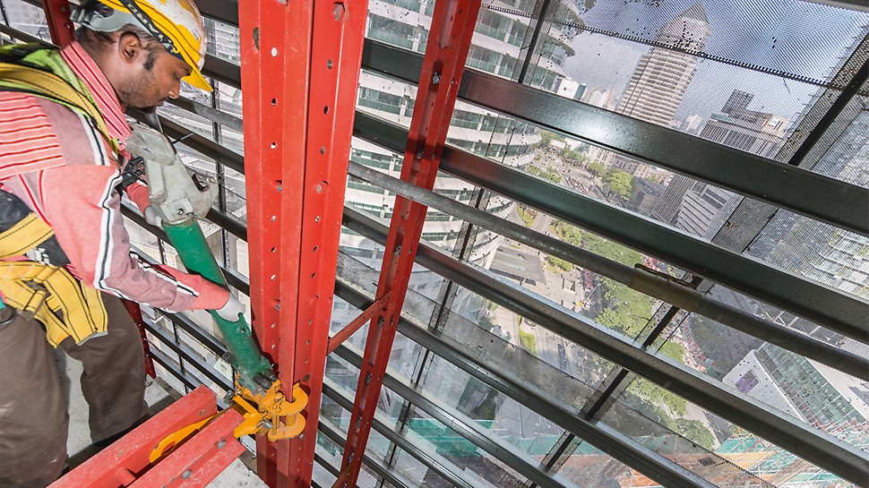 Ograničena upotreba krana je čest problem prilikom gradnje nebodera. Korišćenjem mobilnih podižućih jedinica, pomoću kojih se podižu i RCS zaštitni paneli na sledeću etažu, maksimalno je smanjena upotreba krana na gradilištu Four Seasons Hotel.