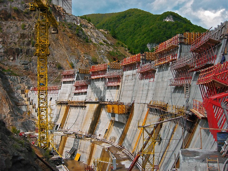 Baraj din beton în triplu arc pe râul Alb având o înălțime de 75 m 