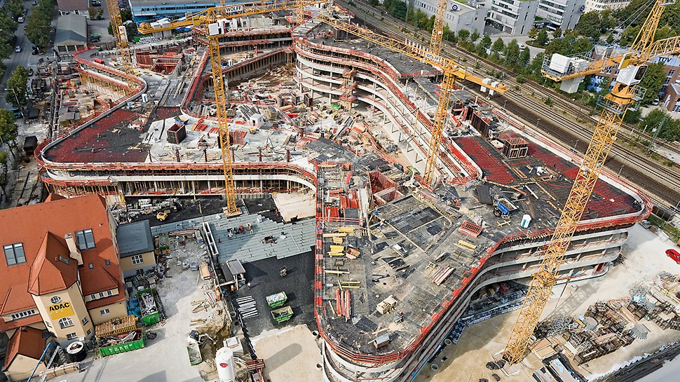 ADAC Zentrale, München, Deutschland - Der wellenförmig geschwungene Sockelbau ist auf eine bis zu 6,50 m starke Bodenplatte mit 17.000 m² Fläche gegründet.