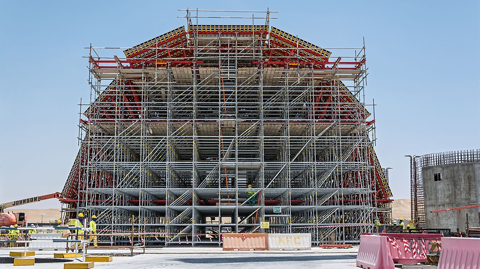 At the centre of the design concept is the 23 m long and 17 m wide dome above the entrance hall. The PERI UP Modular Scaffolding forms the supporting structure of the dome formwork.
