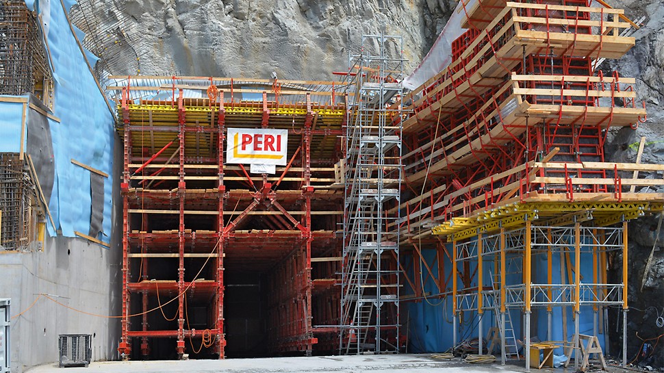 Part of the PERI solution is a formwork carriage and wall formwork for the fabrication of the two intake structures with reinforcement concrete slabs with a thickness of up to 3 m.