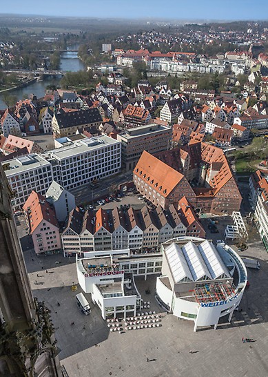 Blick vom Ulmer Münster auf das verborgene Stützgerüst für die Leuchtschrift auf dem Dach des Ulmer Stadthauses.