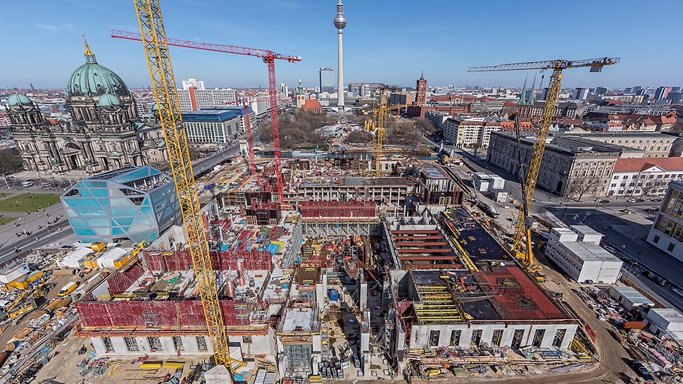 City Palace Humboldt Forum, Berlin: PERI supplied economical formwork and scaffolding solutions from a single source for the reconstruction of the Berlin City Palace. In addition to fast shuttering and repositioning times, the on-site project support provided by the PERI engineers ensured that the very tight construction schedule could be adhered to.