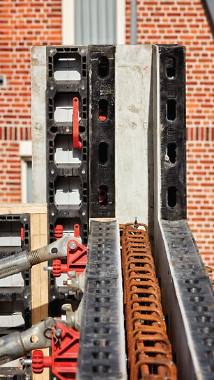 Vadribo particuliere woning in Stekene: Bij de opbouw van de DUO bekisting is geen timmerwerk nodig. De panelen klikken gemakkelijk in elkaar met de rode DUO verbinders.
