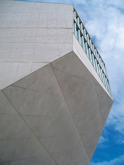 Casa da Música, Porto, Portugal - Die Betonrezeptur, mit Eigenschaften wie Farbe, Textur, Reflexion, Porigkeit und Rissverhalten wurde speziell für das Bauwerk entworfen und anhand von Musterflächen erprobt. (Foto: A. Minson, The Concrete Centre)