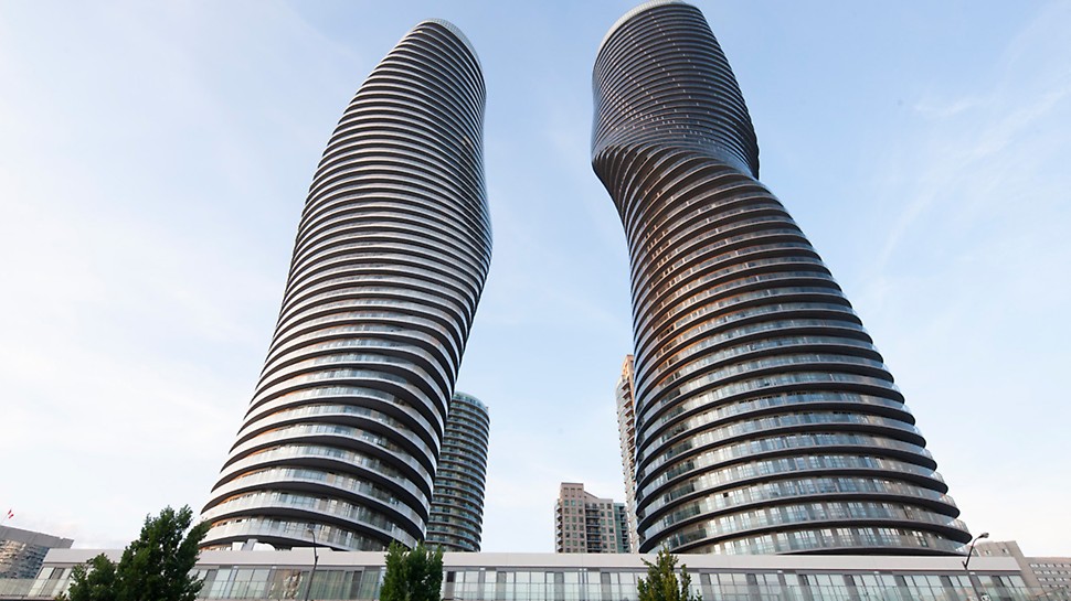 Absolute Tower, Toronto, Kanada
W przypadku Absolute World plan piętra budynku obraca się o ponad 200 stopni na 56 piętrach - z indywidualnymi obrotami od trzech do ośmiu stopni z poziomu na poziom. Aby móc bezpiecznie pracować na dużych wysokościach, a jednocześnie zwiększyć wydajność pracy, obszar roboczy na trzech najwyższych piętrach w każdym przypadku został całkowicie osłonięty osłonami PERI. Aby móc przemieszczać 30 jednostek wspinających niezależnie od żurawia i pogody, na placu budowy zastosowano siłowniki hydrauliczne i jednostki wspinania samoczynnego PERI.