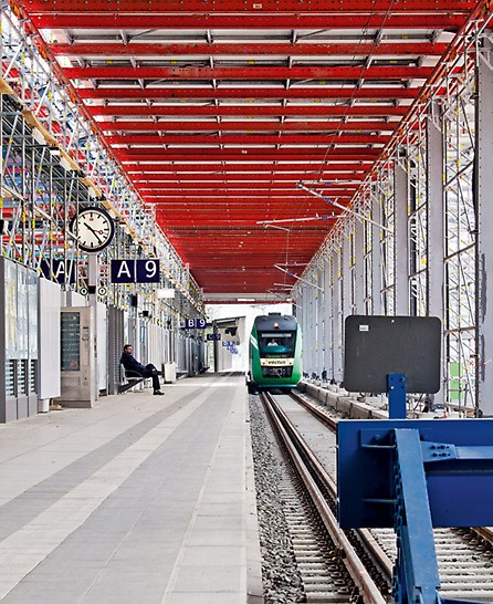 Bild des Bahnsteigs während der Bauarbeiten.