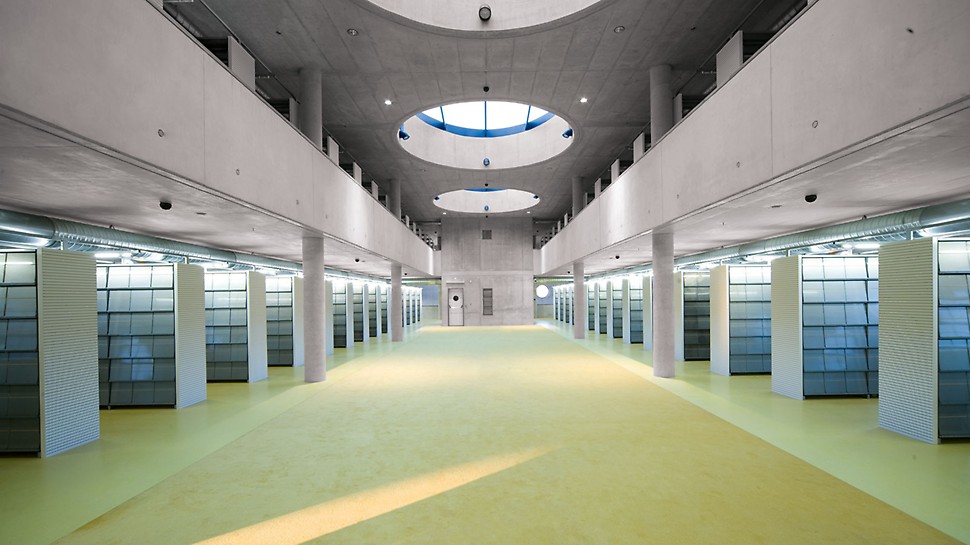 Biblioteca Hradec Králové, Republica Cehă - Conceptul arhitectural pentru interior caracterizat de linii clare și structură bine definită a elementelor clădirii.