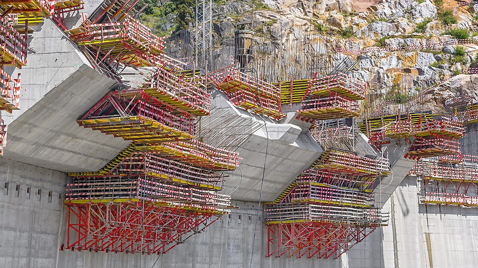 The SCS 190 Climbing System in combination with VARIO GT 24 Girder Wall Formwork for a double-curved dam wall.