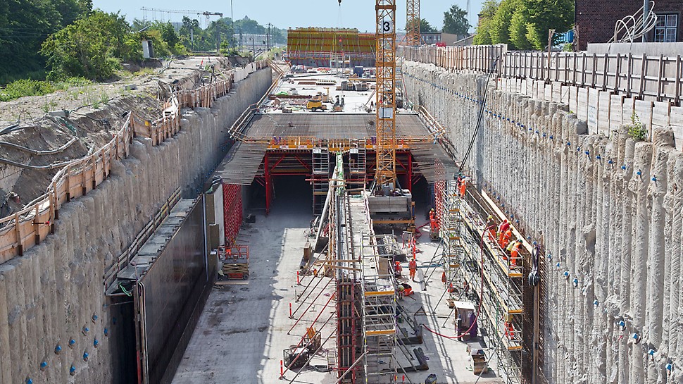 Nordhavnsvej Tunnel - The new 620 m long Nordhavensvej tunnel is being realized using the cut-and-cover method. The walls are concreted against the up to 25 m deep bore pile wall. Following this, the 80 cm slab is concreted by means of a Variokit slab formwork carriage.