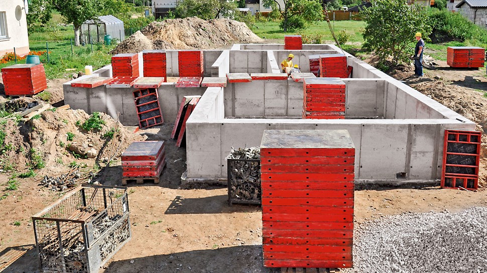 DOMINO Panel Formwork: The small-sized, easy to handle panels from PERI DOMINO in use for a low sub-basement.
