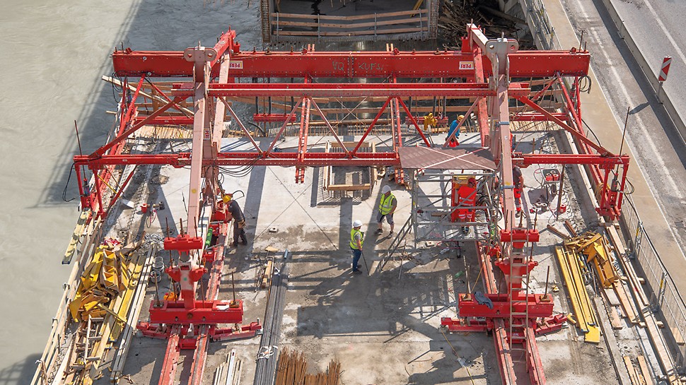 Cu cantileverul echilibrat VBC, a fost posibilă finalizarea săptămânală a secțiunilor de betonare de 5,70 m. (Photo: Günther Bayerl)