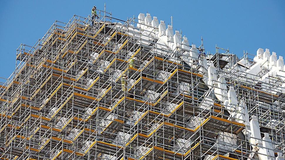 Edificio Ágora, Valencia, España - La definida y clara estructura del andamio modular es intuitiva y garantiza un montaje rápido y seguro.