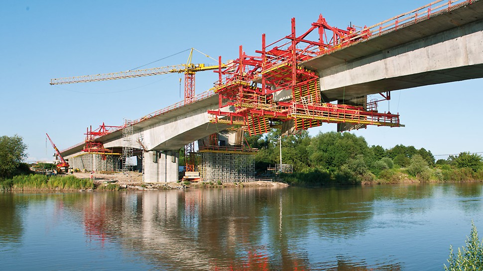 Most preko rijeke Dunajec, Tarnow, Poljska - za premještanje u sljedeći odsječak pomoću hidrauličkih voznih cilindara gradilišnom su osoblju trebala samo 2 radna sata. 