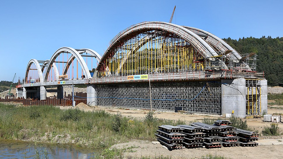 Mosty kolejowe nad korytem rzek Skawa i Stryszówka.