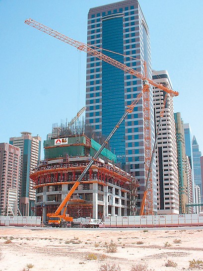 21st Century Tower, Dubai - ACS samopenjajući sistem omogućio je da se VARIO zidne oplate s nosačima na pravokutnoj jezgri dižu iz etaže u etažu neovisno o dizalici. 