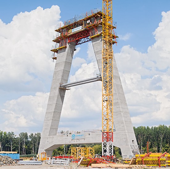 Dálniční most přes řeku Drávu, Osijek, Chorvatsko - Ve spodní části ztužuje konstrukci pylonu příčné propojení nohou pylonů.