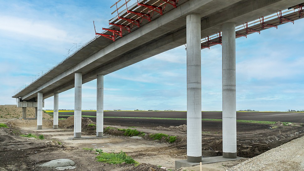 Za betoniranje ukupno 32 stuba prečnika 100 cm korišćena je SRS kružna oplata čime je omogućen besprekoran izgled vidljivog betona