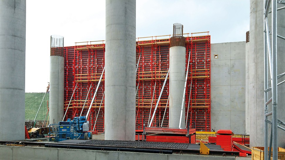With the help of a crane, large-sized TRIO elements can be moved very quickly thus ensuring valuable time-savings. In one part of the airport building, walls up to 14 m high were realised.