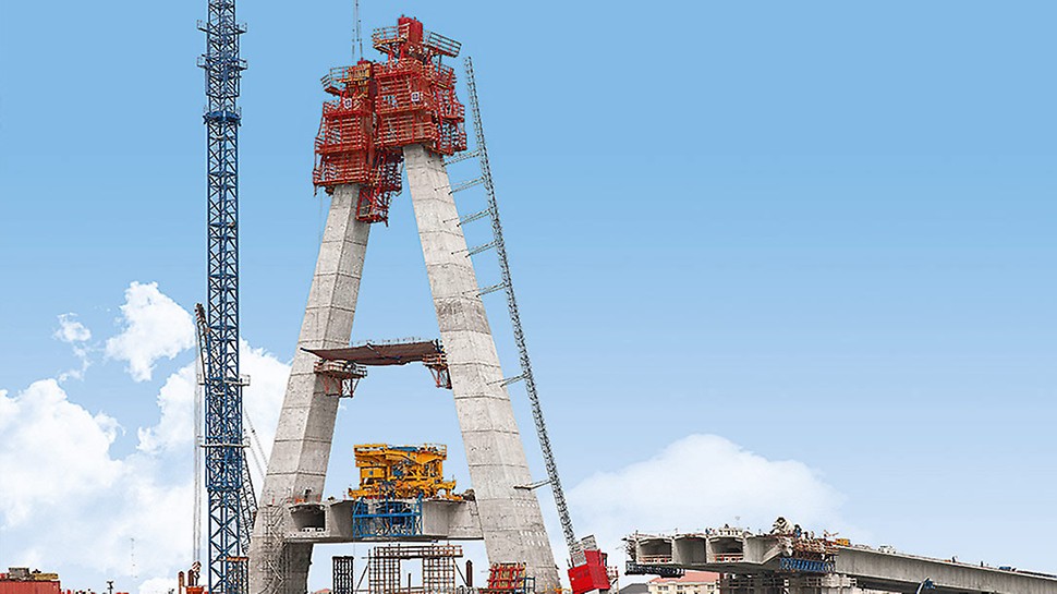 Für die Herstellung dieses 90 m hohen Pylons wurden die Klettersysteme RCS und ACS kombiniert.
