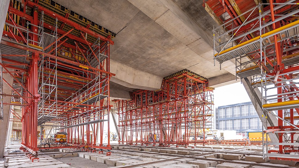 The engineers from PERI combined the two modular systems VARIOKIT and PERI UP to create a project-specific customised formwork carriage solution.
