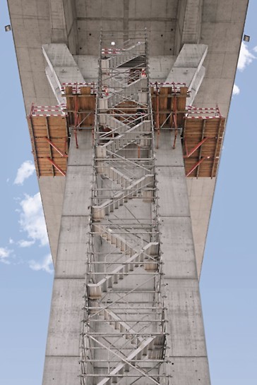 Ponte sobre o Rio Uima - Acessos integrados nas plataformas