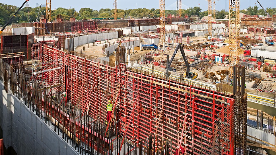 National stadium Kazimierz Górski, Warsaw, Poland - The TRIO and DOMINO panel formwork systems were used for the foundations and the walls and ensured fast forming times.