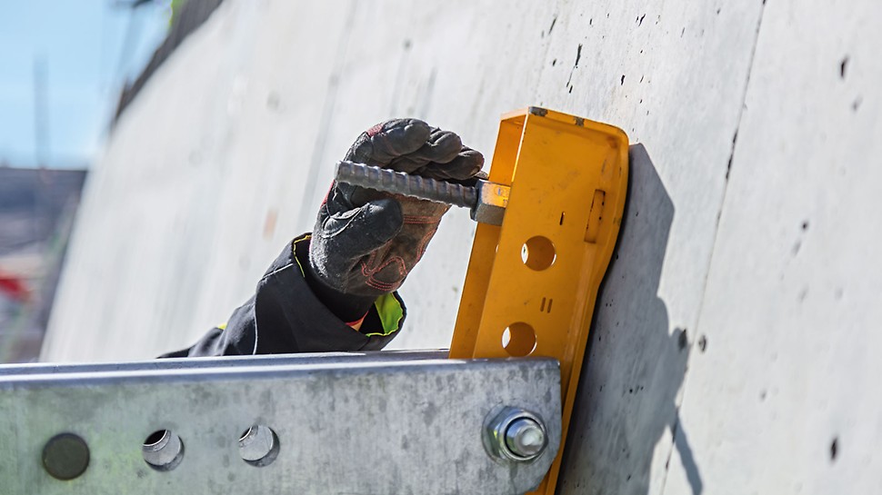The clamping holes of the wall formwork can be used for anchoring the Wall Supports. The well-thought-out anchoring procedure reduces costs.