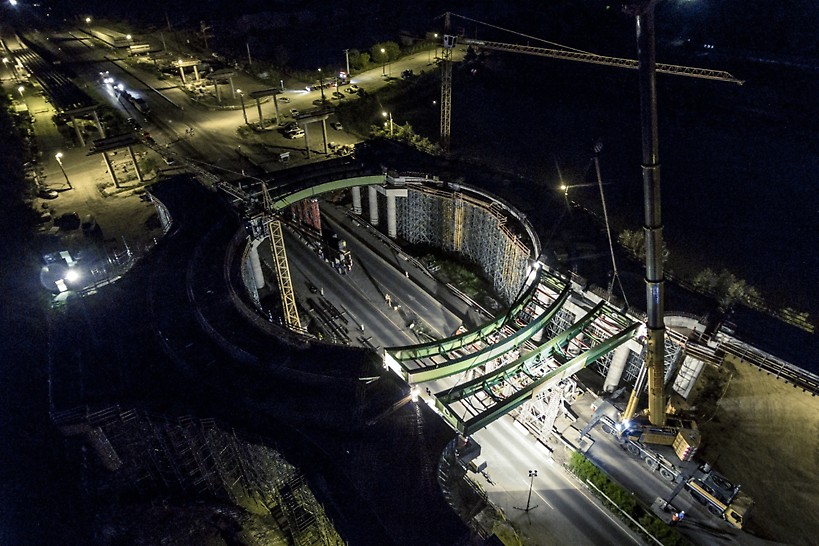 Az öszvér felszerkezetű híd acél főtartóinak beemelése éjszaka, teljes útzár alatt történt.
(Fotó: Dernovics Tamás/magyarepitok.hu)