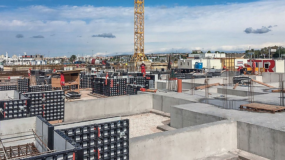 Due to the low weight and the particularly easy handling of the universal DUO Lightweight Formwork, foundations could be quickly formed without requiring a crane.