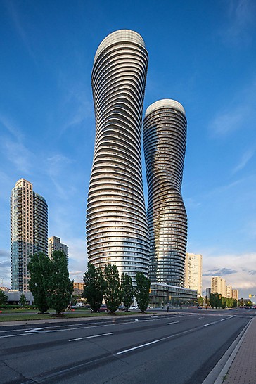 Absolute World, Missisauga, Kanada - Absolute World, dva spektakularna nebodera koji karakteriziraju siluetu grada.