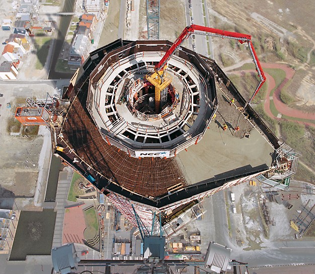 Turning Torso, Malmö, Sweden - With help of the PERI ACS-P self-climbing system, the formwork for the circular high-rise building core and concrete placing boom were simultaneously moved hydraulically from floor to floor.