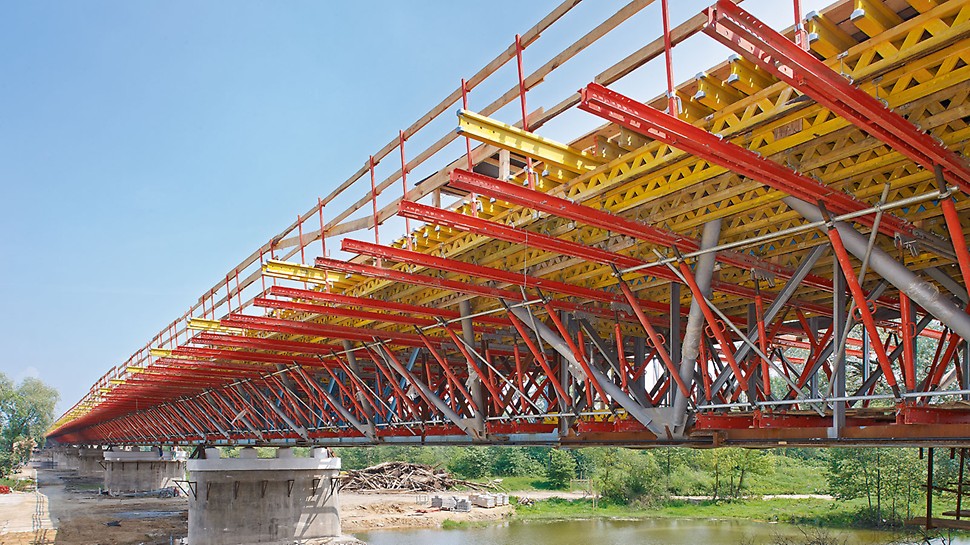 System VARIOKIT zastosowany jako podparcie ponad 3 m wspornika płyty, powiązanego z kratową konstrukcją stalową mostu.
