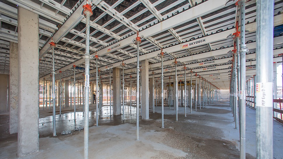 SKYDECK werd massaal (2.000 m²!) ingezet om vloeren ter plaatse te storten en de ondersteuning ervan in een recordtijd om te zetten.