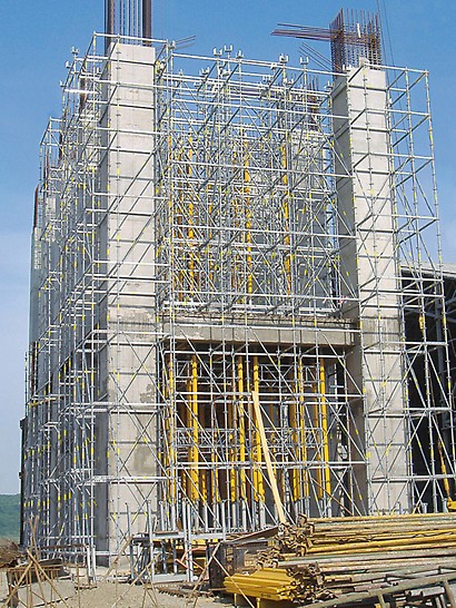 Zementwerk Ivano-Frankowsk, Ukraine - Ideal kombiniert und perfekt angepasst: PERI UP Modulgerüst und MULTIPROP System – die beiden modularen Tragsysteme für hohe Lasten und große Höhen.