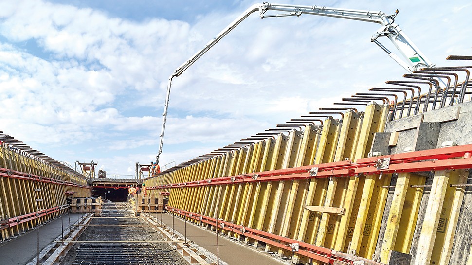 Die Betonage der drei Brücken mithilfe der VARIOKIT Schalungslösung erfolgte aufgrund der unterschiedlichen Längen und Radien in unterschiedlich vielen Betonierabschnitten. 