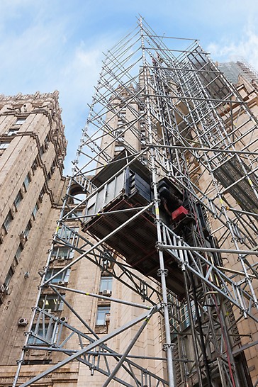 Лифтовые башни для подъема работников площадки и грузов установлены на всю высоту здания.