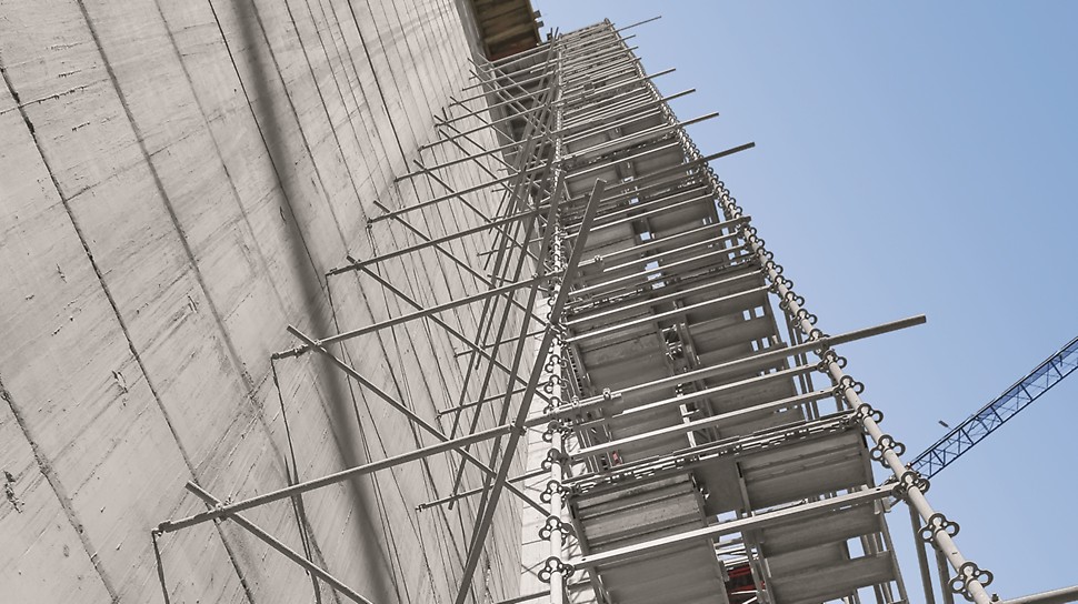Aproveitamento Hidroeléctrico de Ribeiradio-Ermida - Torre de escadas PERI UP “Rosett” como acesso principal às frentes de trabalho.
