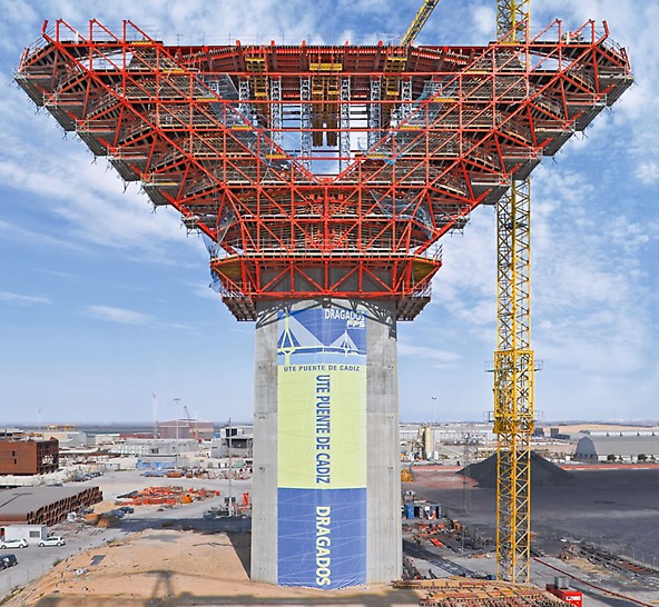 Puente de La Pepa, Bahia de Cádiz, Spain - With the PERI steel construction, the high concreting loads from the 47 m wide pylon expansion could be safely transferred into the base.