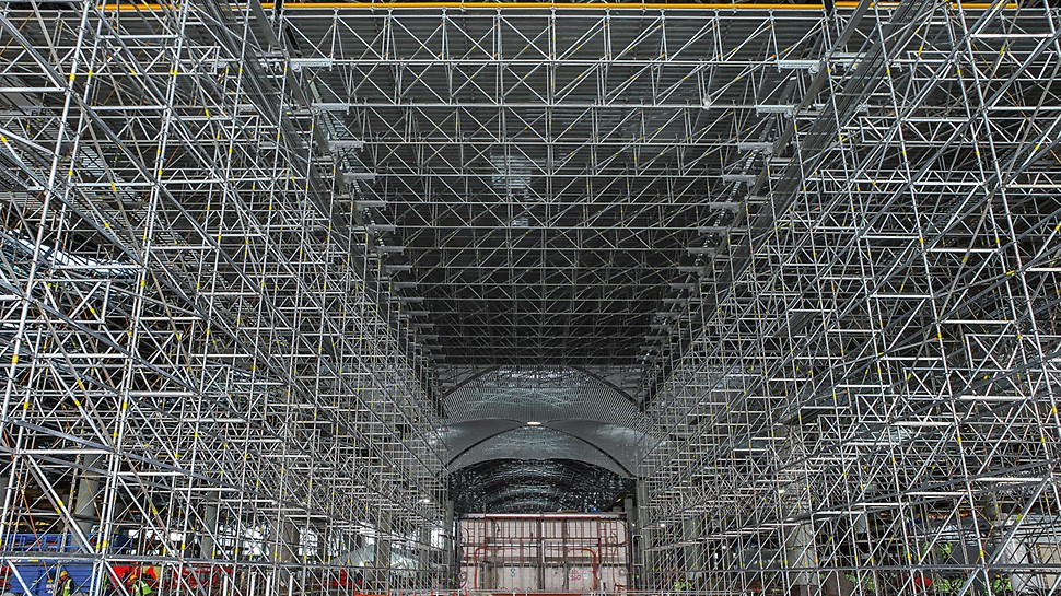 For processing a slab area of approx. 220,000 m² at a height of up to 17.50 m, the construction teams installed working platforms totalling 15,500 m² and featuring spans of up to 15 m whilst being supported by PERI UP Flex shoring. 