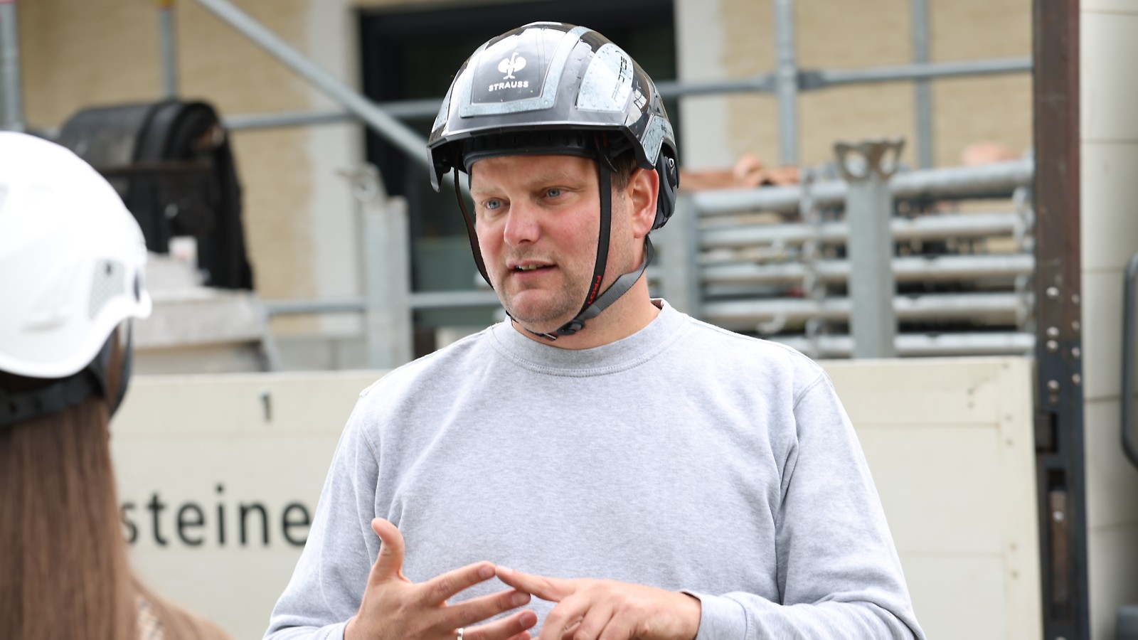 Die Faszination Gerüstbau liegt für den Geschäftsführer in der sichtbaren, handwerklich<br/>perfekten Arbeit, dem vertrauensvollen Miteinander mit den Kollegen und der erfüllenden Herausforderung als Unternehmer.