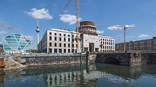 City Palace Humboldt Forum, Berlin: Due to the PERI solution with external CB Climbing Platforms, no facade scaffolding was required for the shell construction. For the round reinforced concrete walls of the dome, RUNDFLEX Circular Wall Formwork was used together with FB 180 Folding Platforms.