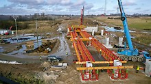 Units pre-assembled at the PERI assembly hall were connected on-site to form pairs of girders with a total length of 20.50 m and 25.50 m respectively.The VRB Heavy-Duty Truss Girders were then lifted as a single unit by crane and mounted on the VST Shoring Tower Frames.