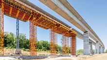 Čortanovci Viaduct, Novi Sad, Serbia: V úseku B byla zvolena stavebnicová podpěrná konstrukce ALPHAKIT včetně systémových příhradových nosníků.
